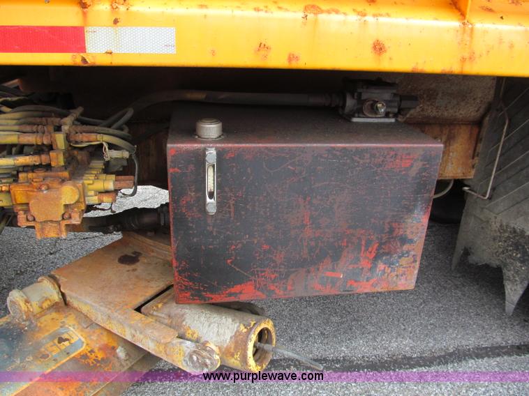 image for item E2148 1999 International 4900 dump truck