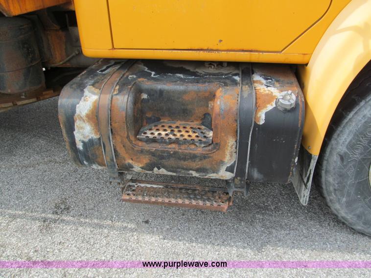 image for item E2148 1999 International 4900 dump truck