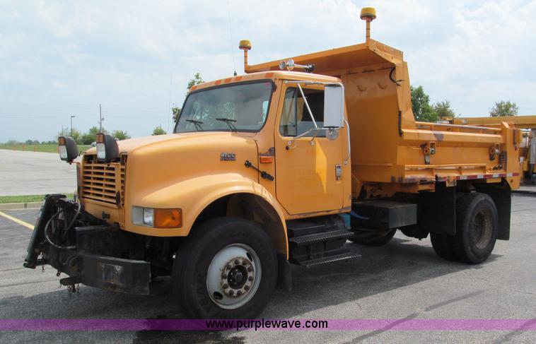 image for item E2149 2001 International 4900 dump truck