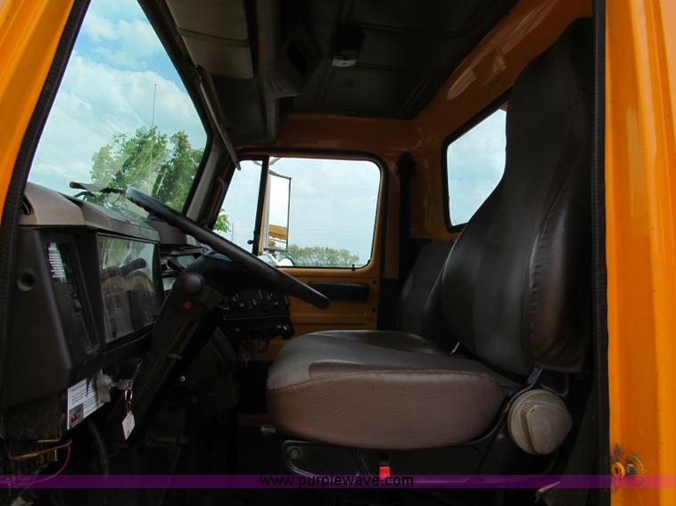 image for item E2149 2001 International 4900 dump truck