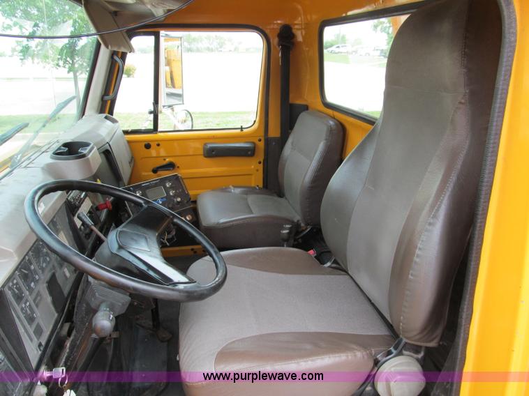 image for item E2149 2001 International 4900 dump truck