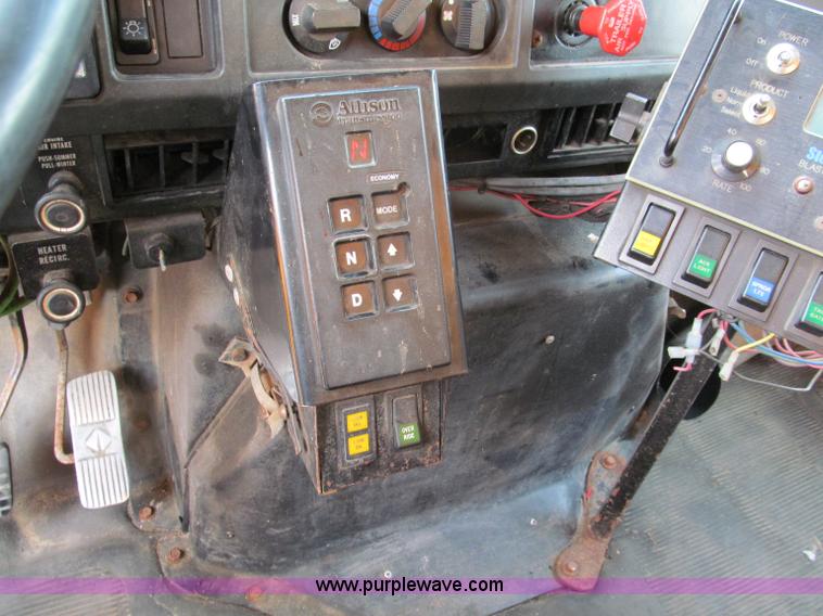 image for item E2149 2001 International 4900 dump truck