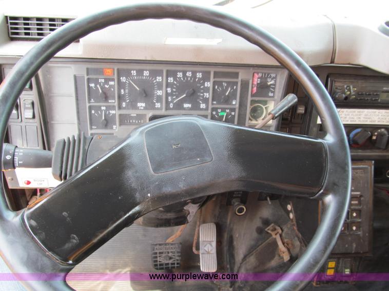 image for item E2149 2001 International 4900 dump truck