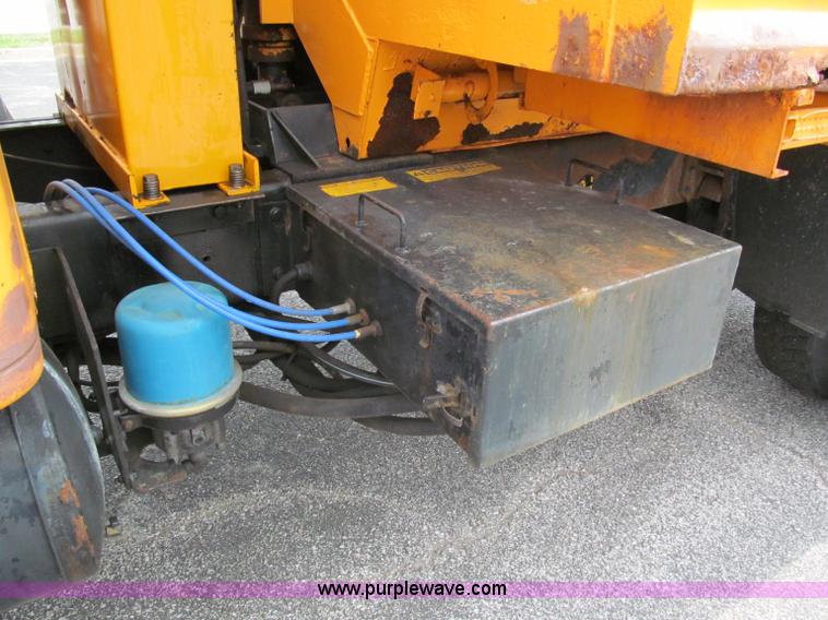 image for item E2149 2001 International 4900 dump truck