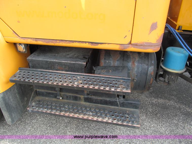 image for item E2149 2001 International 4900 dump truck