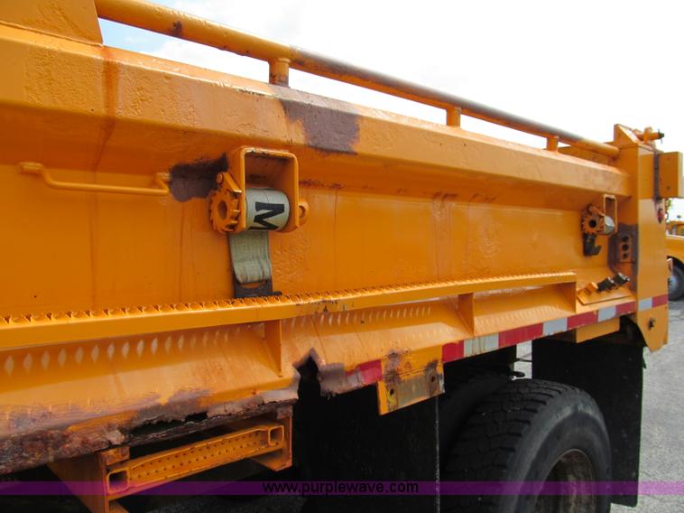 image for item E2149 2001 International 4900 dump truck