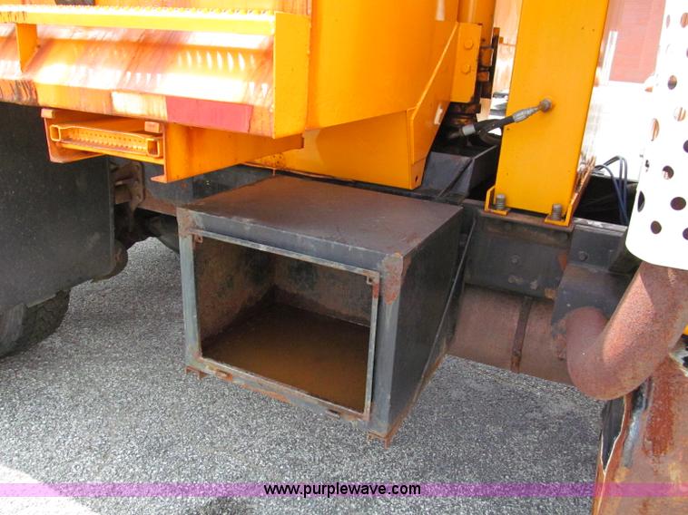 image for item E2149 2001 International 4900 dump truck