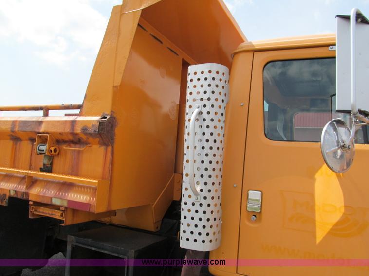 image for item E2149 2001 International 4900 dump truck