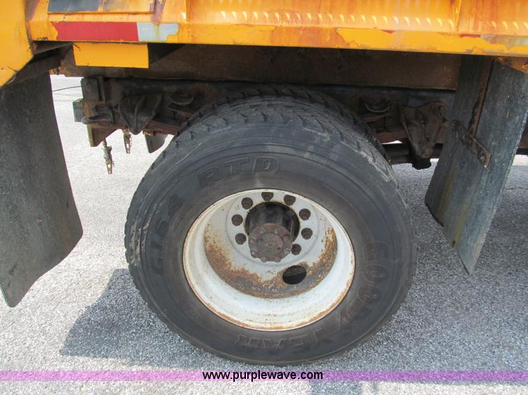 image for item E2149 2001 International 4900 dump truck