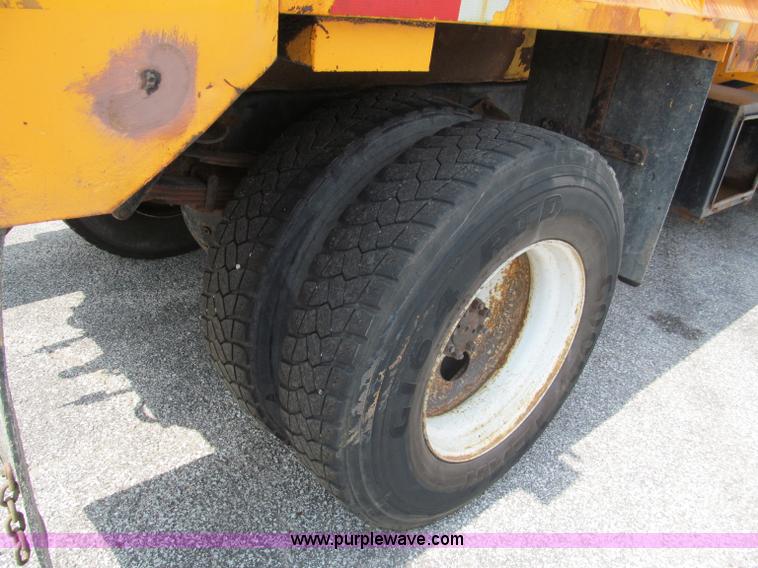 image for item E2149 2001 International 4900 dump truck