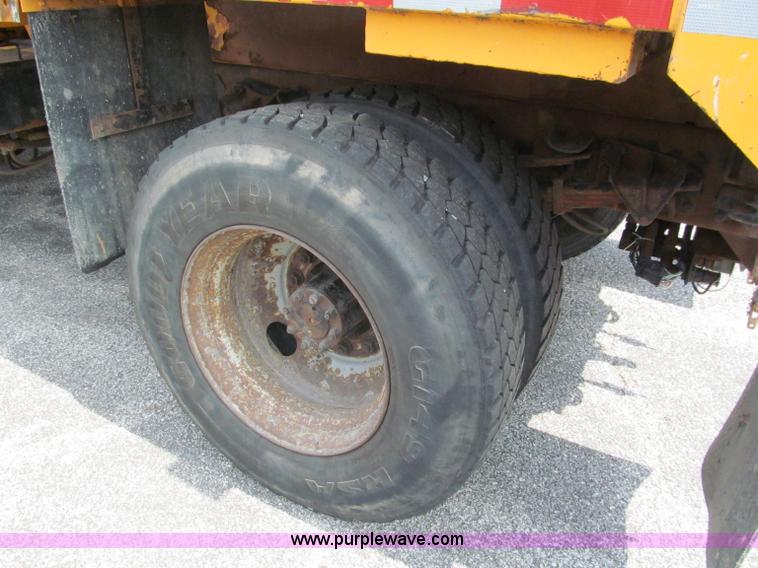 image for item E2149 2001 International 4900 dump truck