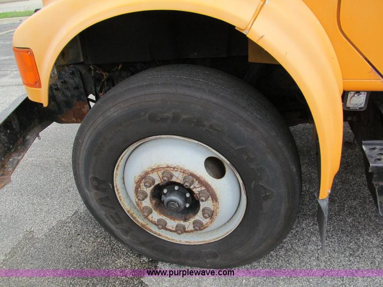 image for item E2149 2001 International 4900 dump truck