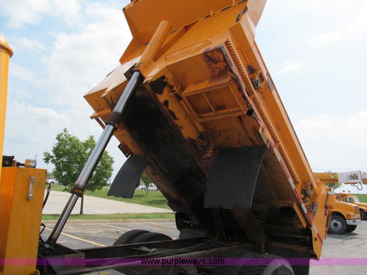 image for item E2149 2001 International 4900 dump truck