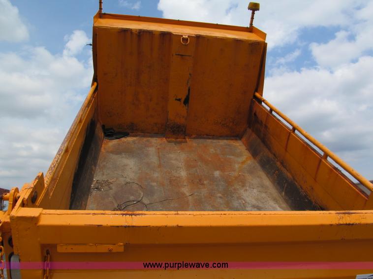 image for item E2149 2001 International 4900 dump truck