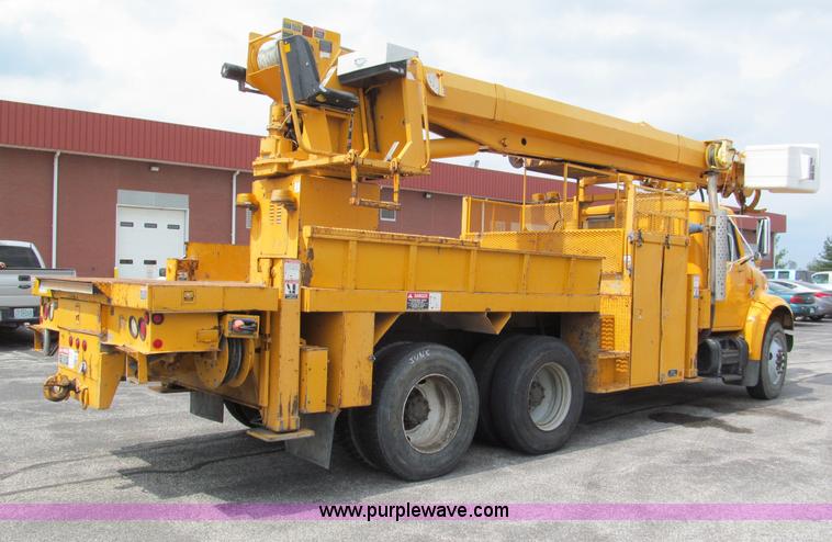 image for item E2150 1998 International 4900 bucket/digger derrick truck