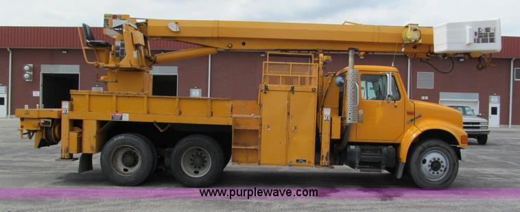 image for item E2150 1998 International 4900 bucket/digger derrick truck