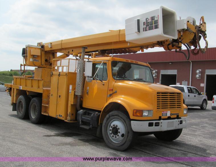 image for item E2150 1998 International 4900 bucket/digger derrick truck