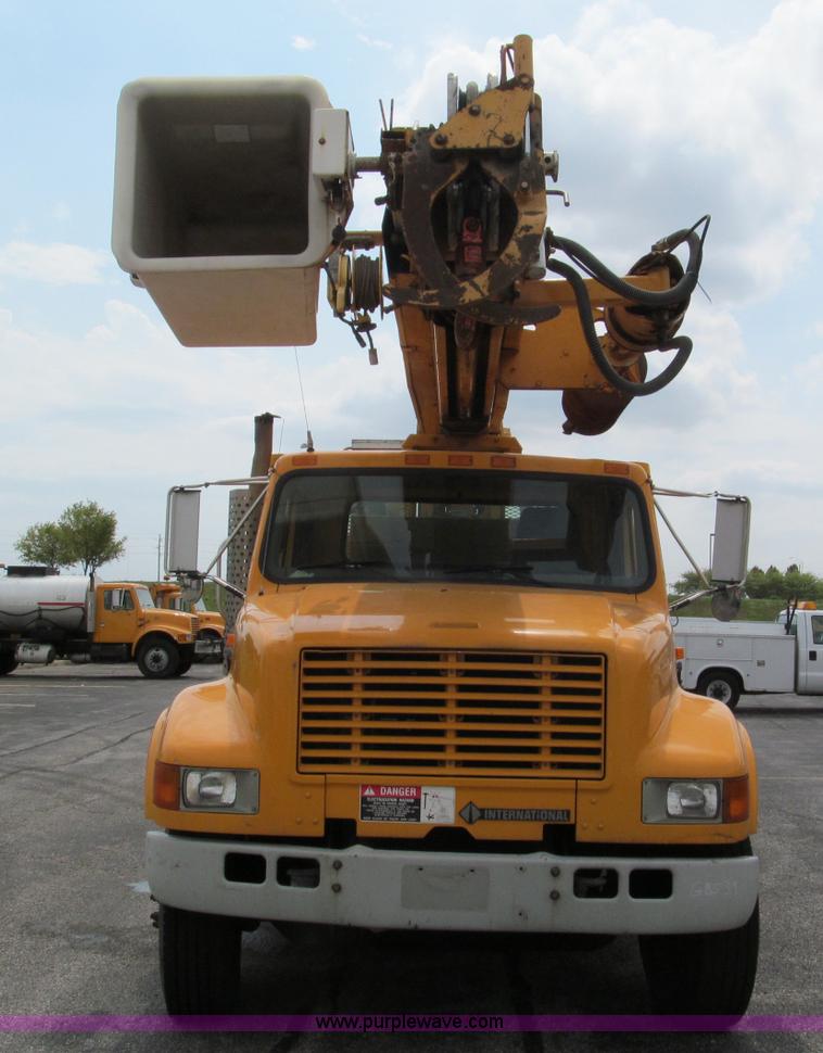 image for item E2150 1998 International 4900 bucket/digger derrick truck