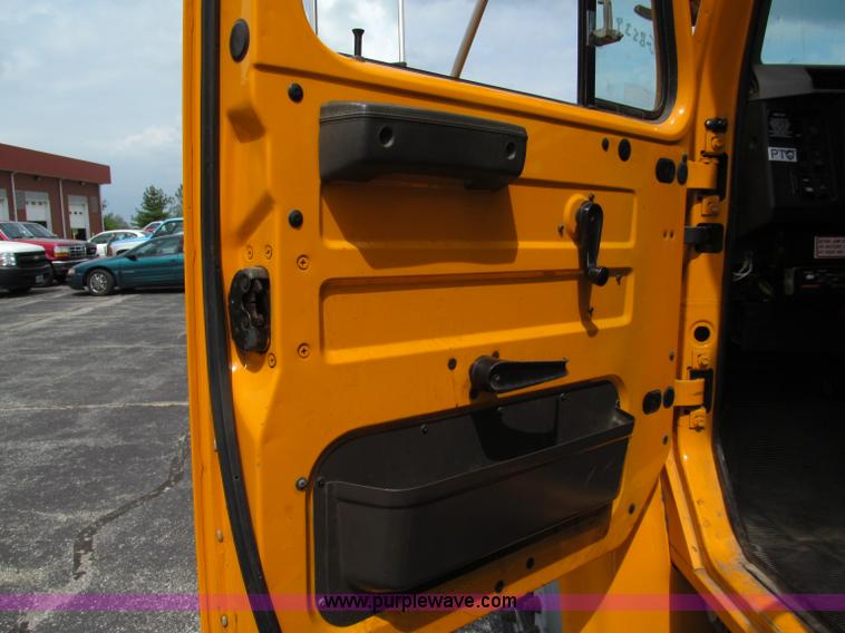 image for item E2150 1998 International 4900 bucket/digger derrick truck