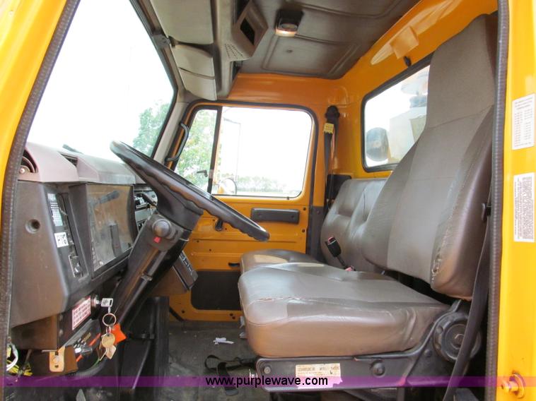 image for item E2150 1998 International 4900 bucket/digger derrick truck