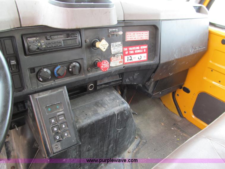 image for item E2150 1998 International 4900 bucket/digger derrick truck