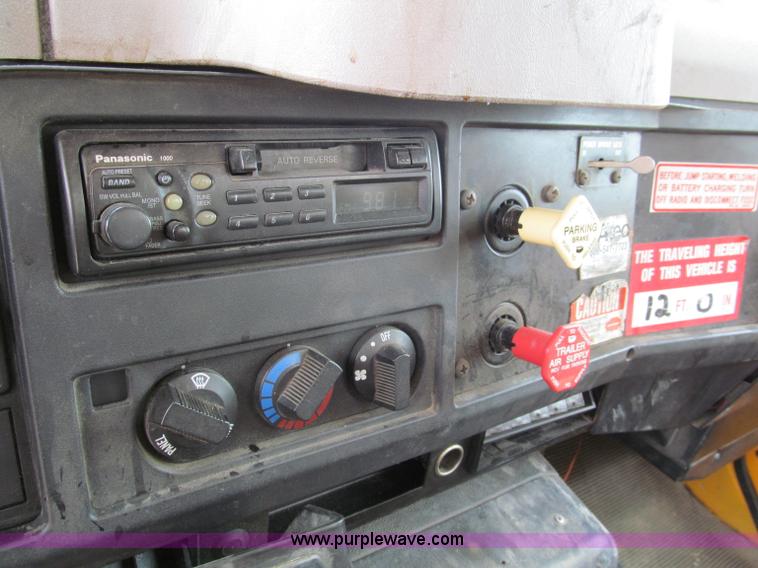 image for item E2150 1998 International 4900 bucket/digger derrick truck