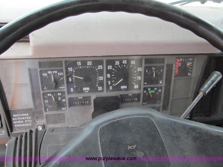 image for item E2150 1998 International 4900 bucket/digger derrick truck