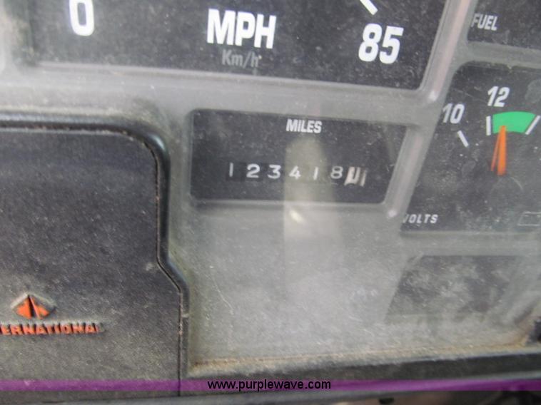 image for item E2150 1998 International 4900 bucket/digger derrick truck