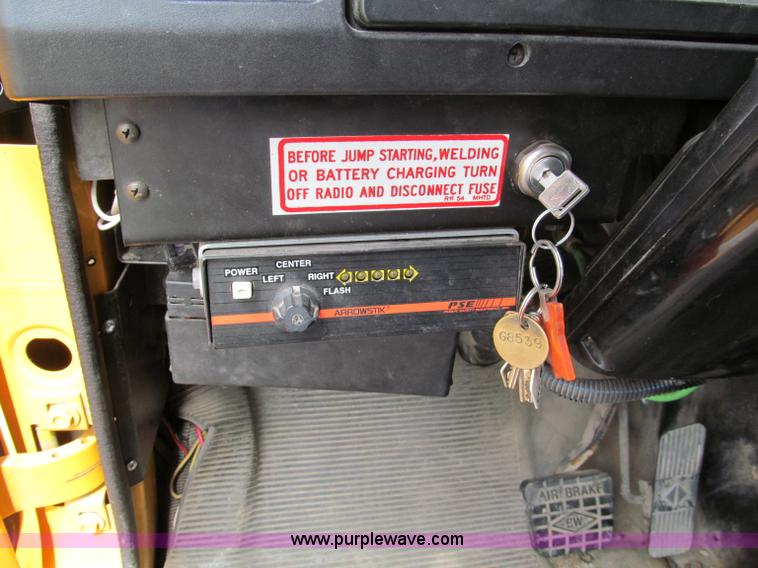 image for item E2150 1998 International 4900 bucket/digger derrick truck