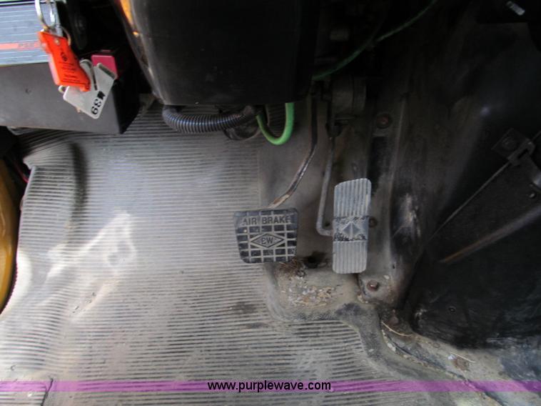 image for item E2150 1998 International 4900 bucket/digger derrick truck