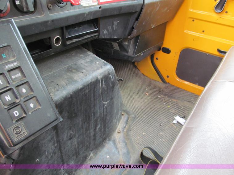 image for item E2150 1998 International 4900 bucket/digger derrick truck