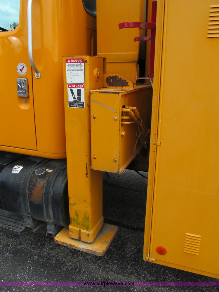 image for item E2150 1998 International 4900 bucket/digger derrick truck