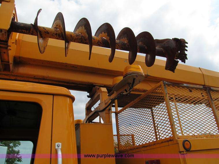 image for item E2150 1998 International 4900 bucket/digger derrick truck
