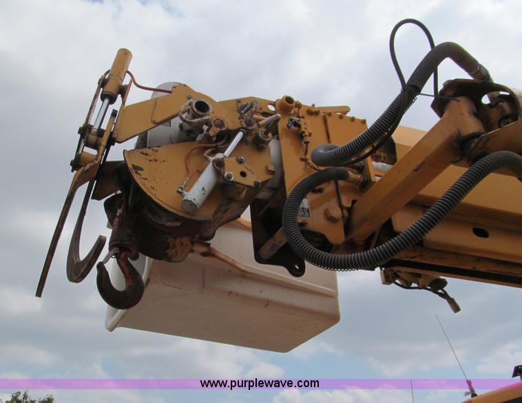 image for item E2150 1998 International 4900 bucket/digger derrick truck