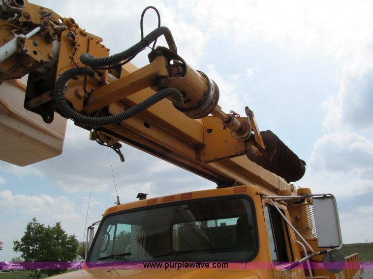 image for item E2150 1998 International 4900 bucket/digger derrick truck