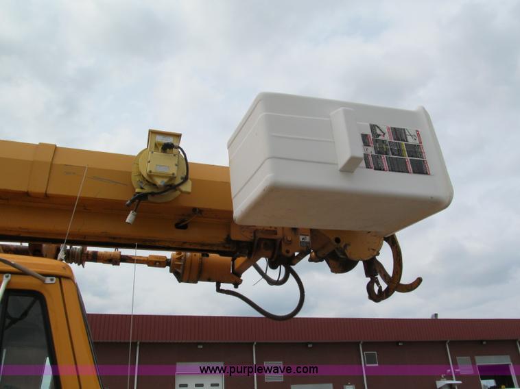 image for item E2150 1998 International 4900 bucket/digger derrick truck