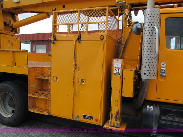 image for item E2150 1998 International 4900 bucket/digger derrick truck