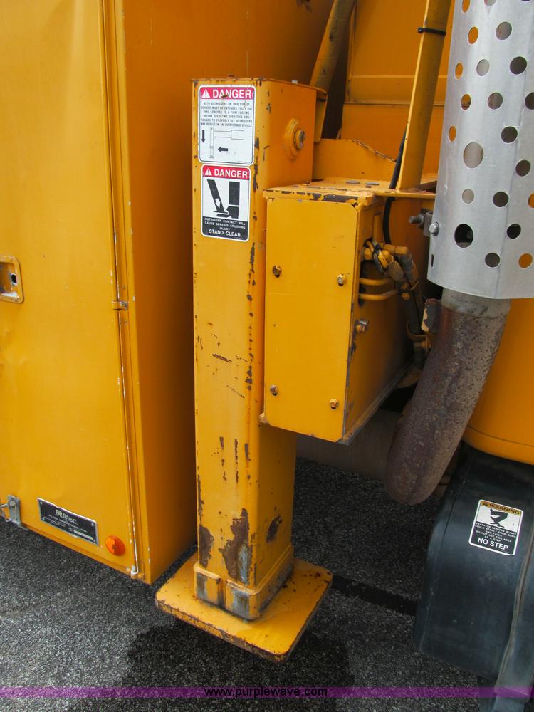 image for item E2150 1998 International 4900 bucket/digger derrick truck