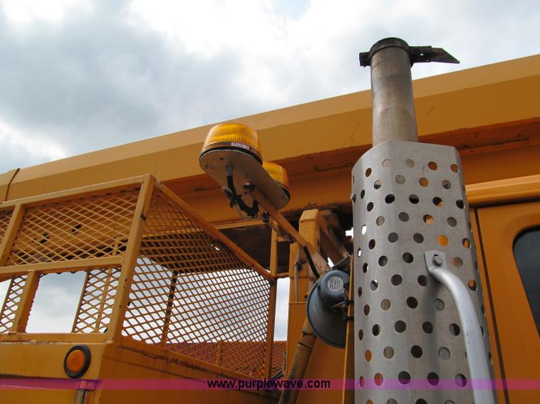 image for item E2150 1998 International 4900 bucket/digger derrick truck