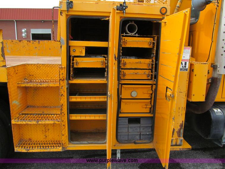 image for item E2150 1998 International 4900 bucket/digger derrick truck