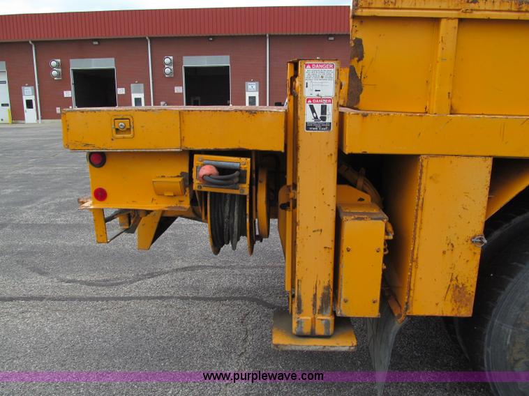 image for item E2150 1998 International 4900 bucket/digger derrick truck