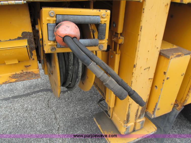 image for item E2150 1998 International 4900 bucket/digger derrick truck