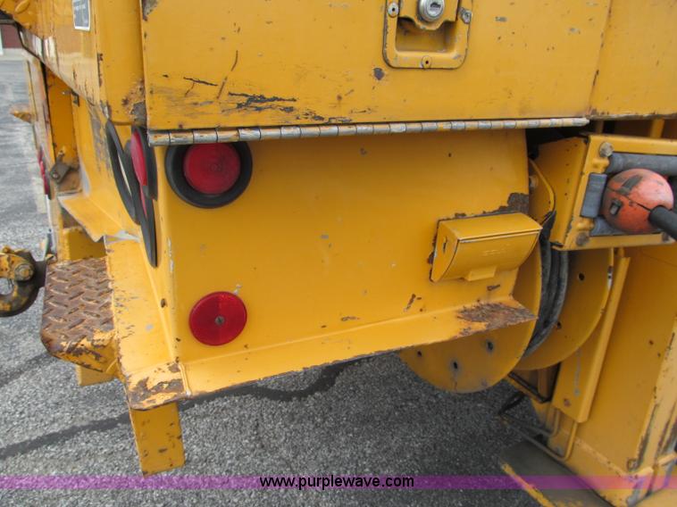 image for item E2150 1998 International 4900 bucket/digger derrick truck