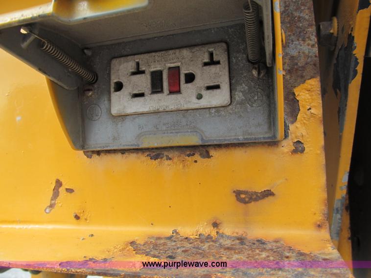 image for item E2150 1998 International 4900 bucket/digger derrick truck