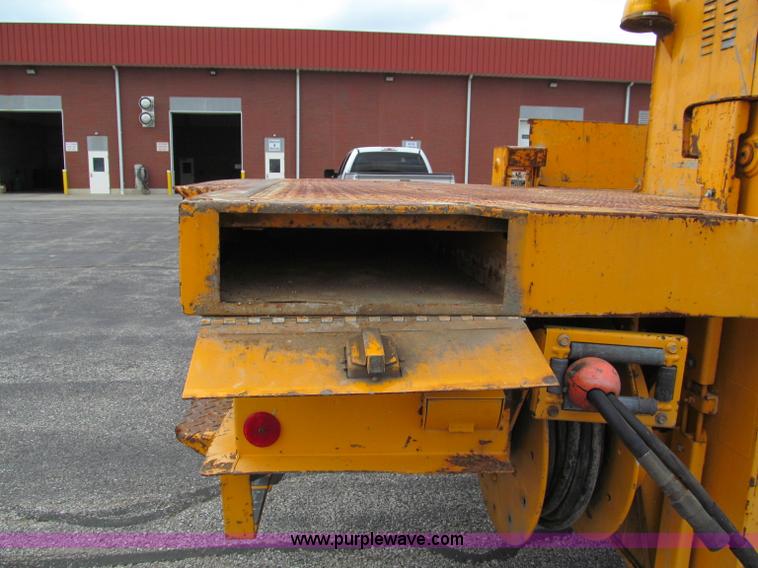 image for item E2150 1998 International 4900 bucket/digger derrick truck