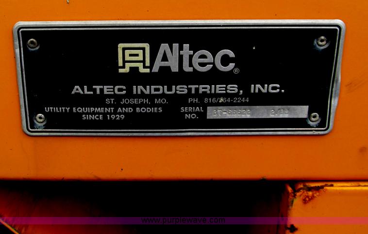 image for item E2150 1998 International 4900 bucket/digger derrick truck