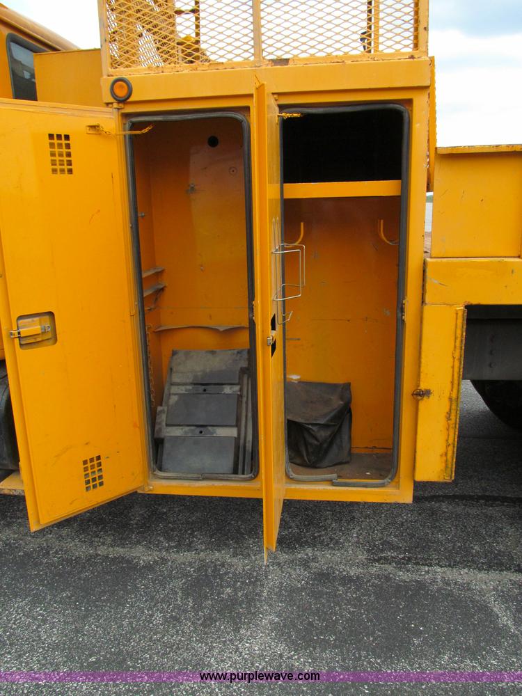 image for item E2150 1998 International 4900 bucket/digger derrick truck