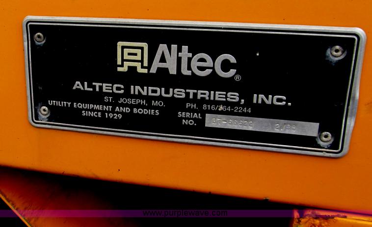 image for item E2150 1998 International 4900 bucket/digger derrick truck