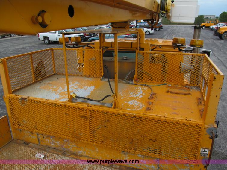 image for item E2150 1998 International 4900 bucket/digger derrick truck