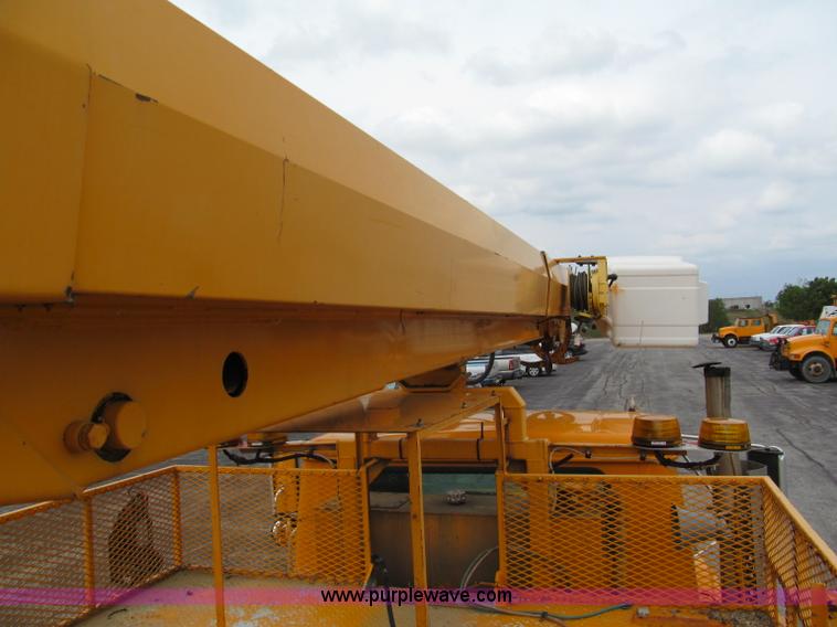 image for item E2150 1998 International 4900 bucket/digger derrick truck